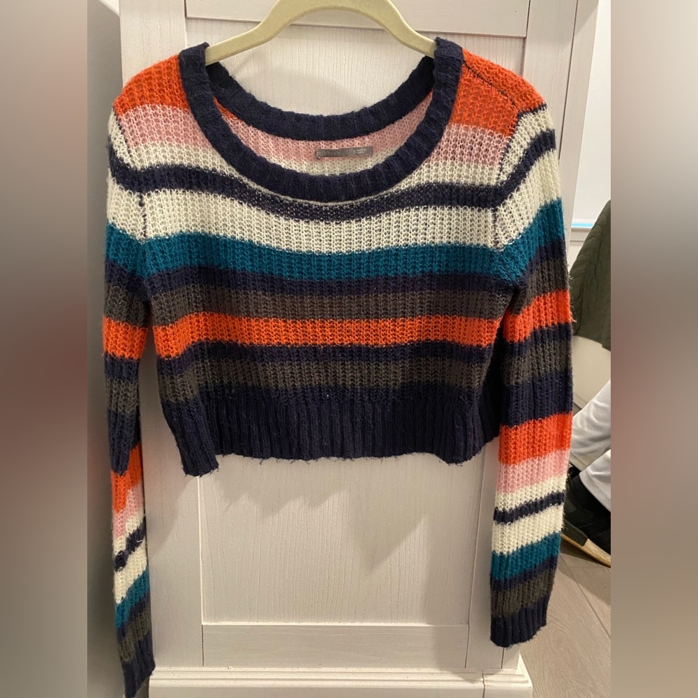 Cropped light sweater